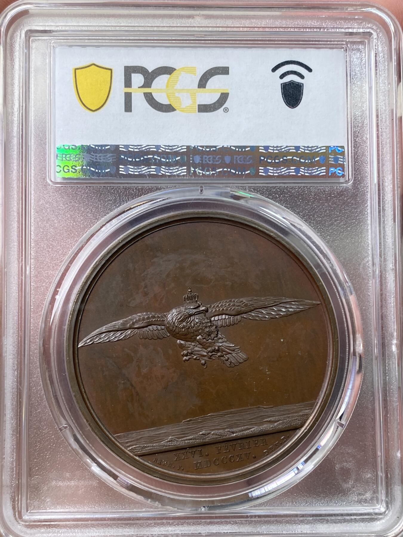 万国钱币拍卖第058期（万国新年大拍） PCGS SP64 1815年法国拿破仑重返巴黎原铸铜章 冠军分好品相，雕刻精细，细节极佳，栩栩如生。氧化紫罗兰包浆，铜色四溢。正面:拿皇从厄尔巴岛返回，内伊元帅张开双臂欢迎，老近卫军持枪致意，难掩兴奋之情。底部铭文:皇帝归来，1815年三月。少见的非头像全身雕刻。背面:法兰西帝国鹰叼着加冕时佩戴的国宝勋章，在海上飞翔。厄尔巴岛远景。极稀有品种，拿章集藏中不可或缺的一枚。