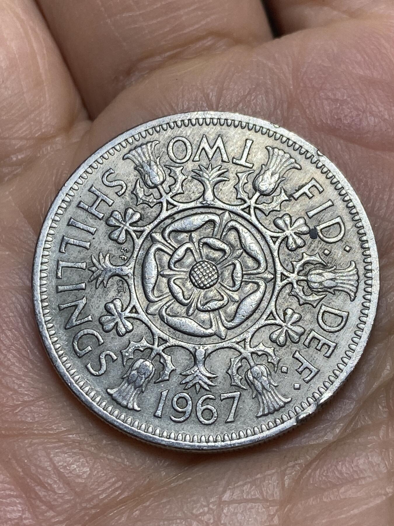 2025年第一百四十三场(总第一百六十九场）外国好品散币场(免佣金) 英国🇬🇧1967年2先令(伊丽莎白二世青年桂冠第二版，普制币关门年)