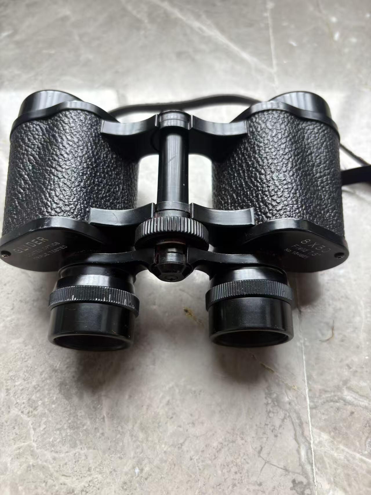 盛世勋华——号角文化勋章邮票专场拍卖第297期 英国Glider牌8×30望远镜为英国老牌经典款，采用保罗式光学结构，8倍放大倍率搭配30mm物镜，成像锐利、视野适中。镜身用耐磨纹理材质打造，配原厂皮质收纳盒，整体无瑕疵，藏品完整性佳。