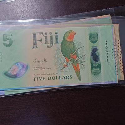 世界钱币～微拍第221期暨2025年第61期  最新货品（群里先挑剩）选购 - 2025年斐济5/10/20/50/100 五张AA冠全同号无47尾号121 全新绝品裸钞