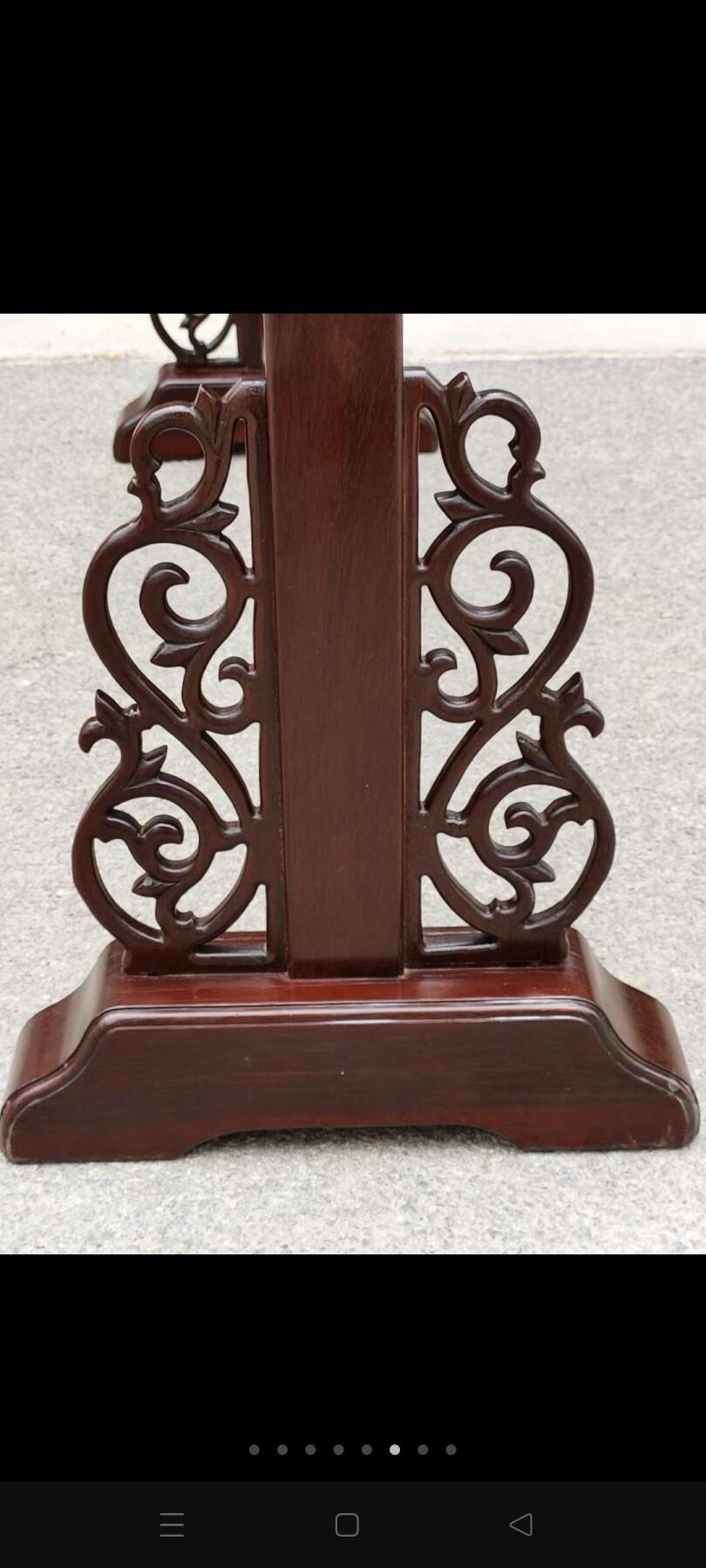 红木雕刻竹节屏风（座屏），屏面以细密排列而成，底部有镂空雕花、用于室内空间的隔断、装饰，兼具遮挡与营造氛围的作用、适合中式家居、茶室等场景常见于明清风格竹元素体现了中式美学中“自然雅致”的理念，雕花装饰则增加了装饰性与工艺感 ​