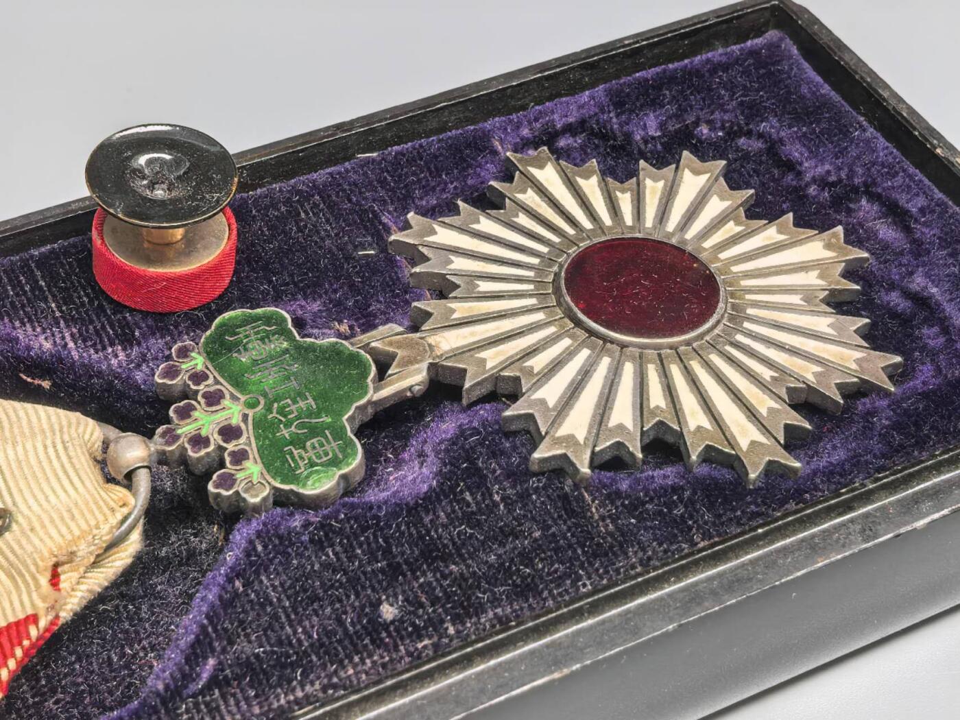 小驴勋章奖章收藏12月27日周六晚六点拍卖（珍爱和平，收藏战争，铭记历史，勿忘国耻，忠党爱国。有偿代拍，送拍规则在简介最后，参拍须阅读规则后再参拍，关系到运费包装发货时效真假辨别等关键信息，拍卖时不再发原图，看大图店主微信码在拍卖店铺介绍里） 旭日章带五等大漆盒，章上看不出镀金，没看出来五还是六等，早期纯银凹七宝烧，有些许磕碰，绶带有损、会掉渣渣