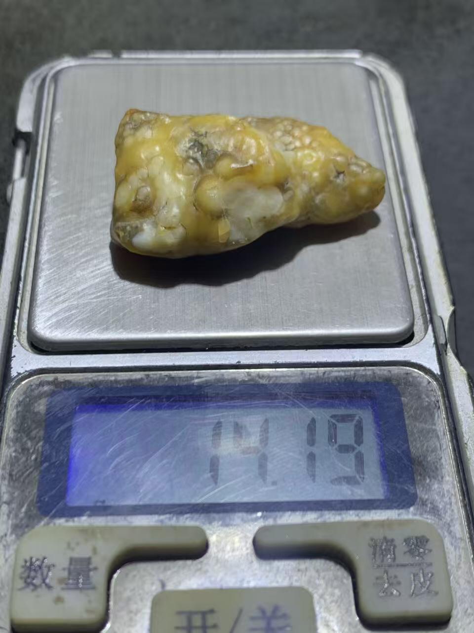 精美戈壁鱼籽纹筋脉石原石一颗，