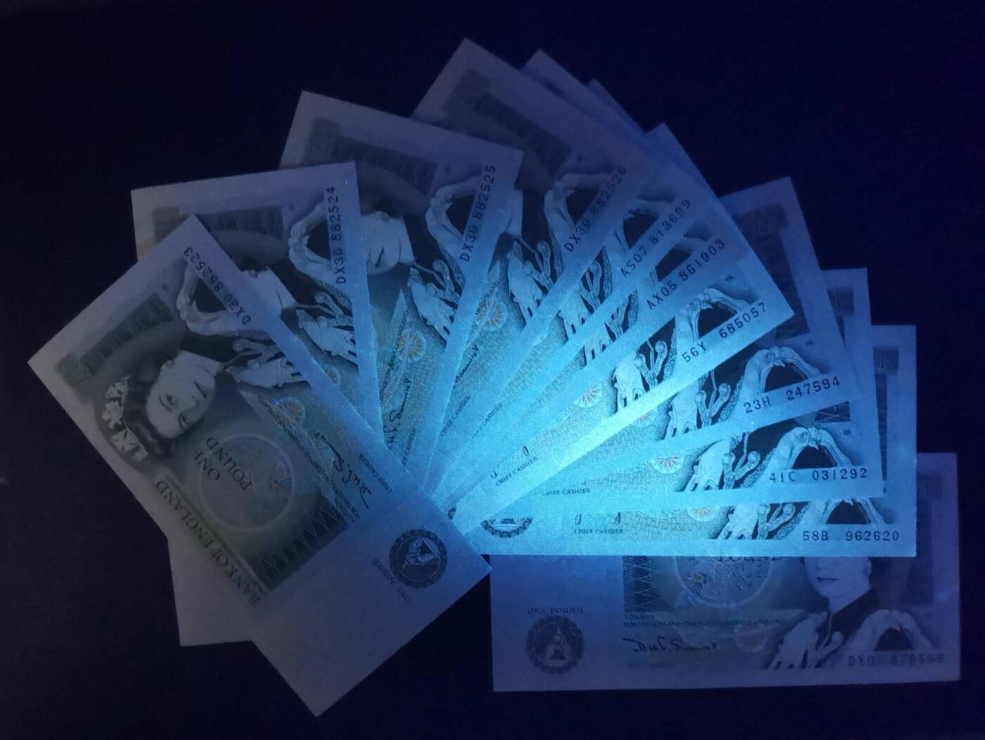 《艾美收藏》第226期-12.28周日外币精品场-蛇年收官 (11张)英国D序列1981-84年1镑UNC 零星几张有轻微荧光 Somerset签名 Pick#377b