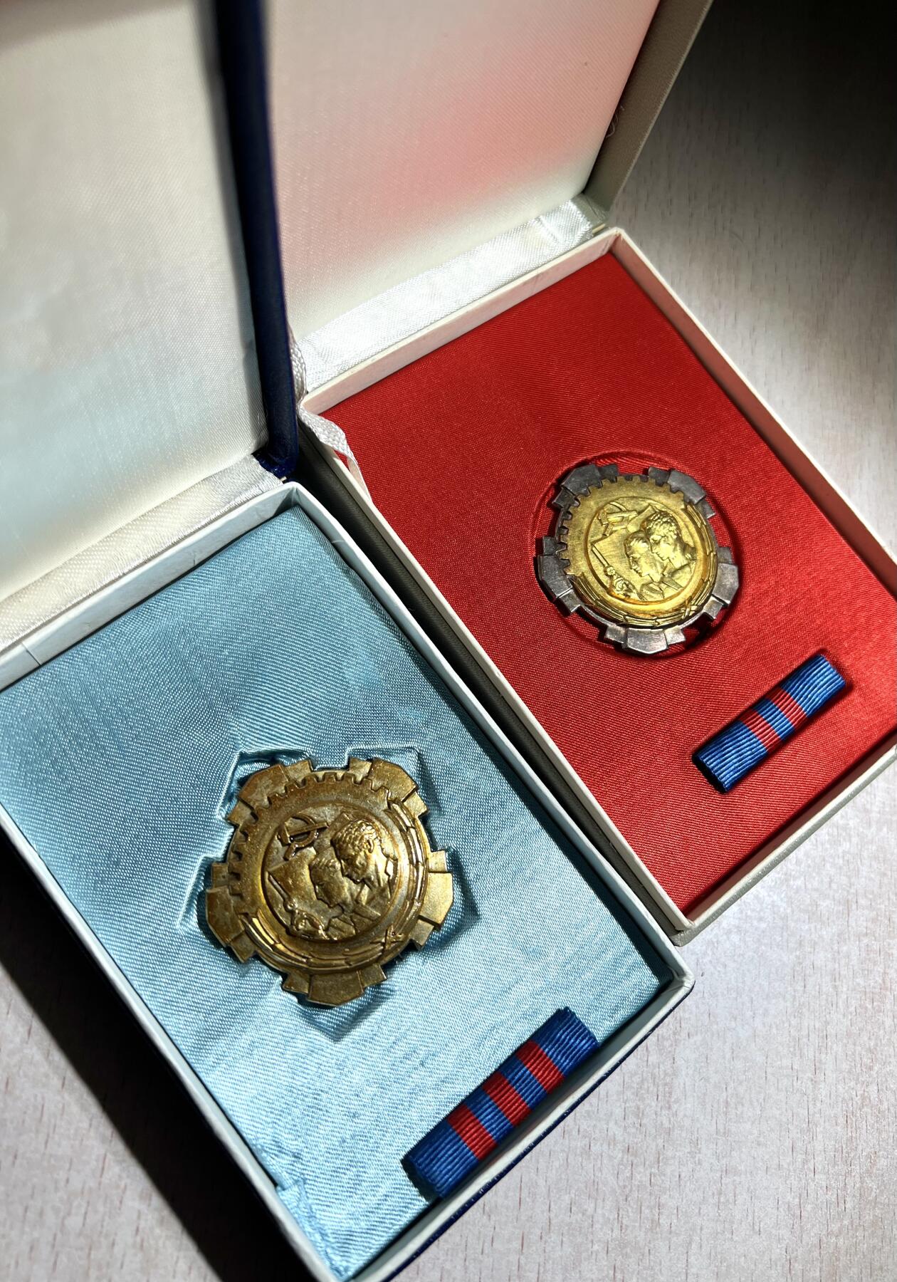 大猫徽章拍卖第285期 南斯拉夫二级三级劳动勋章一组 原盒