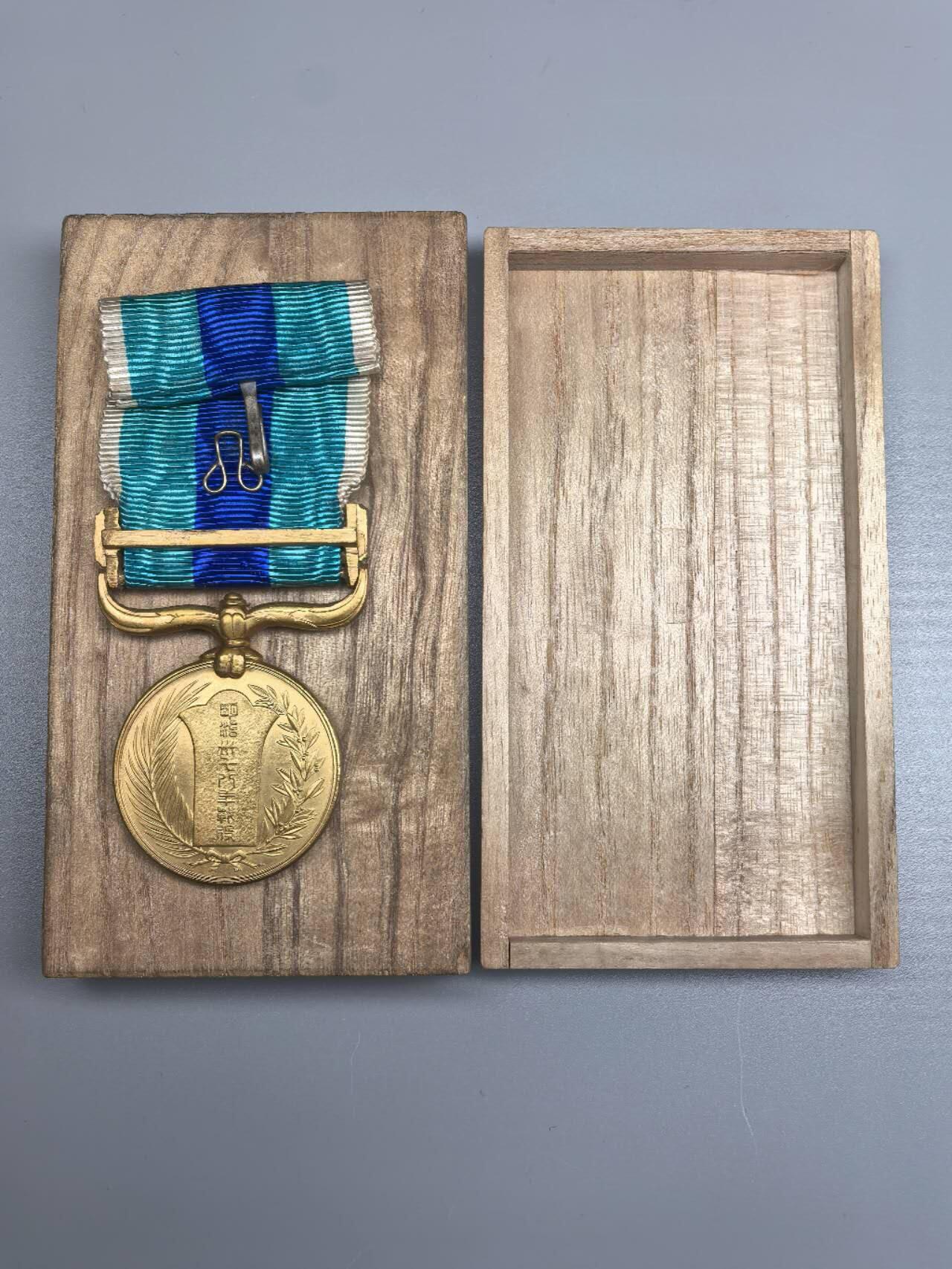 小驴勋章奖章收藏12月27日周六晚六点拍卖（珍爱和平，收藏战争，铭记历史，勿忘国耻，忠党爱国。有偿代拍，送拍规则在简介最后，参拍须阅读规则后再参拍，关系到运费包装发货时效真假辨别等关键信息，拍卖时不再发原图，看大图店主微信码在拍卖店铺介绍里）