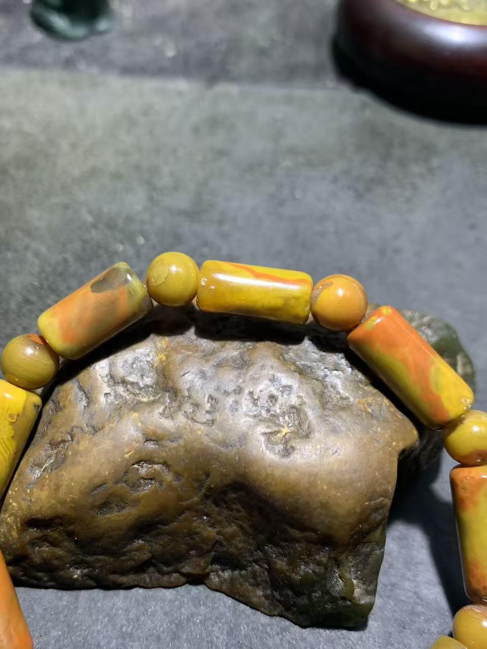 精美战国红玛瑙手串一条。