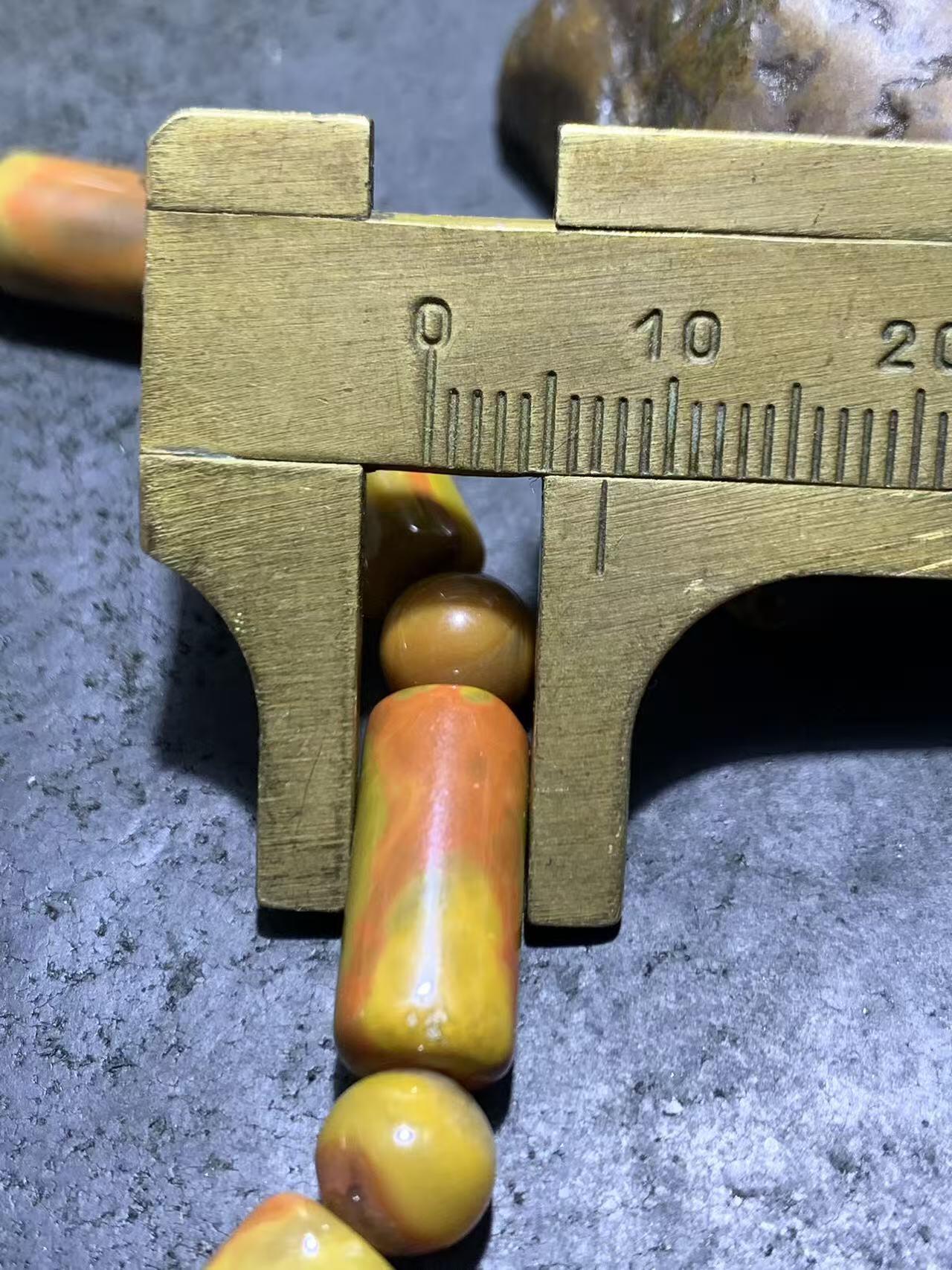 精美战国红玛瑙手串一条。