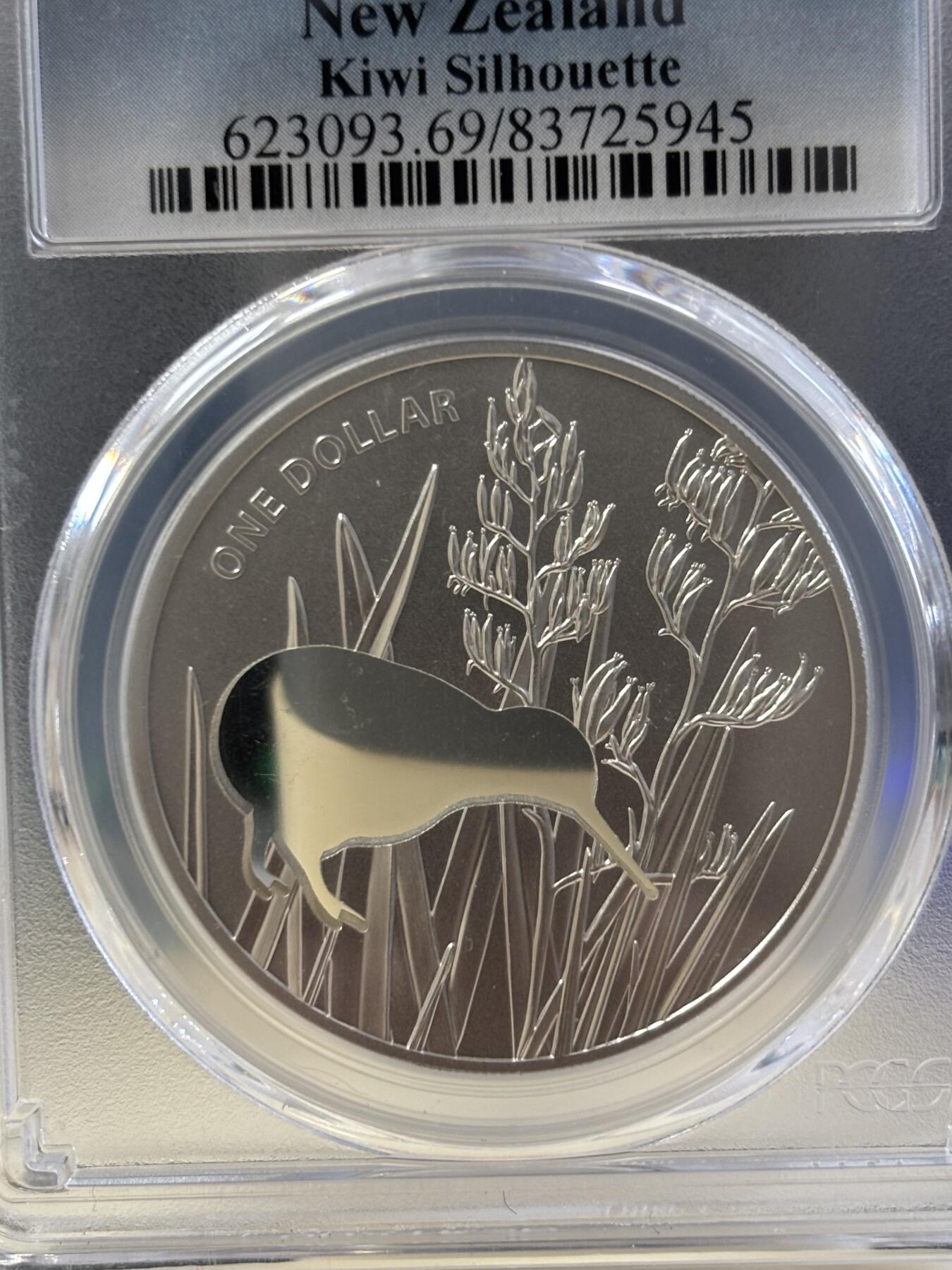 第186期拍卖 带证书1盎司新西兰2015年国鸟鷸鸵几维鸟PCGS69分激光切割镂空精制银币999银31.15克直径40毫米发行量2000枚