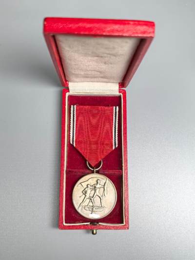 小驴勋章奖章收藏12月27日周六晚六点拍卖（珍爱和平，收藏战争，铭记历史，勿忘国耻，忠党爱国。有偿代拍，送拍规则在简介最后，参拍须阅读规则后再参拍，关系到运费包装发货时效真假辨别等关键信息，拍卖时不再发原图，看大图店主微信码在拍卖店铺介绍里） - 得三奥地利回归奖章带盒，铜质，盒背贴厂标