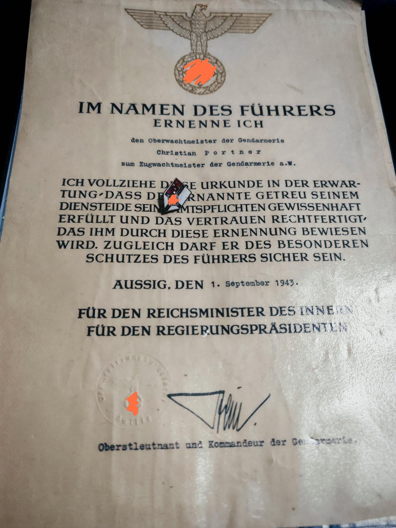 时顺第二十八拍 克里斯蒂安·波特纳士官长 (Christian Portner)的物品，包括帝国殖民协会（Reichskolonialbund）的章证，1936到1937年的服役志愿书，以及1943年升任排士官长的证书