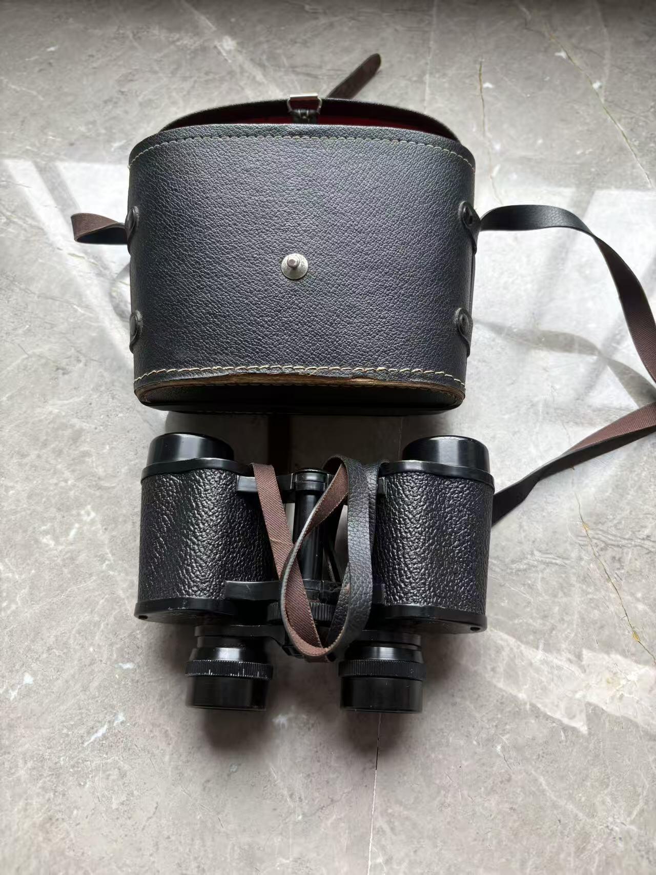 盛世勋华——号角文化勋章邮票专场拍卖第297期 英国Glider牌8×30望远镜为英国老牌经典款，采用保罗式光学结构，8倍放大倍率搭配30mm物镜，成像锐利、视野适中。镜身用耐磨纹理材质打造，配原厂皮质收纳盒，整体无瑕疵，藏品完整性佳。