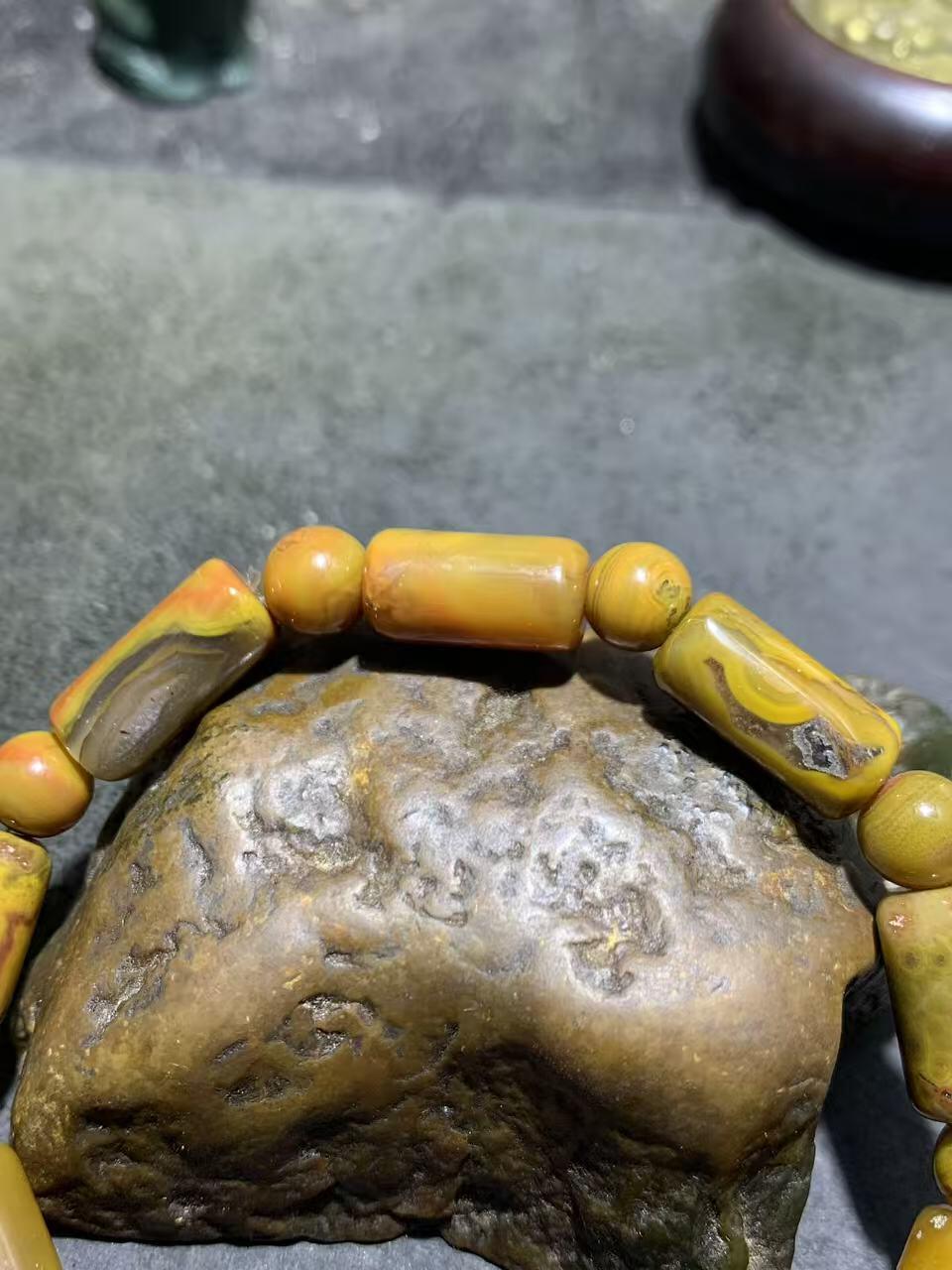 精美战国红玛瑙手串一条。