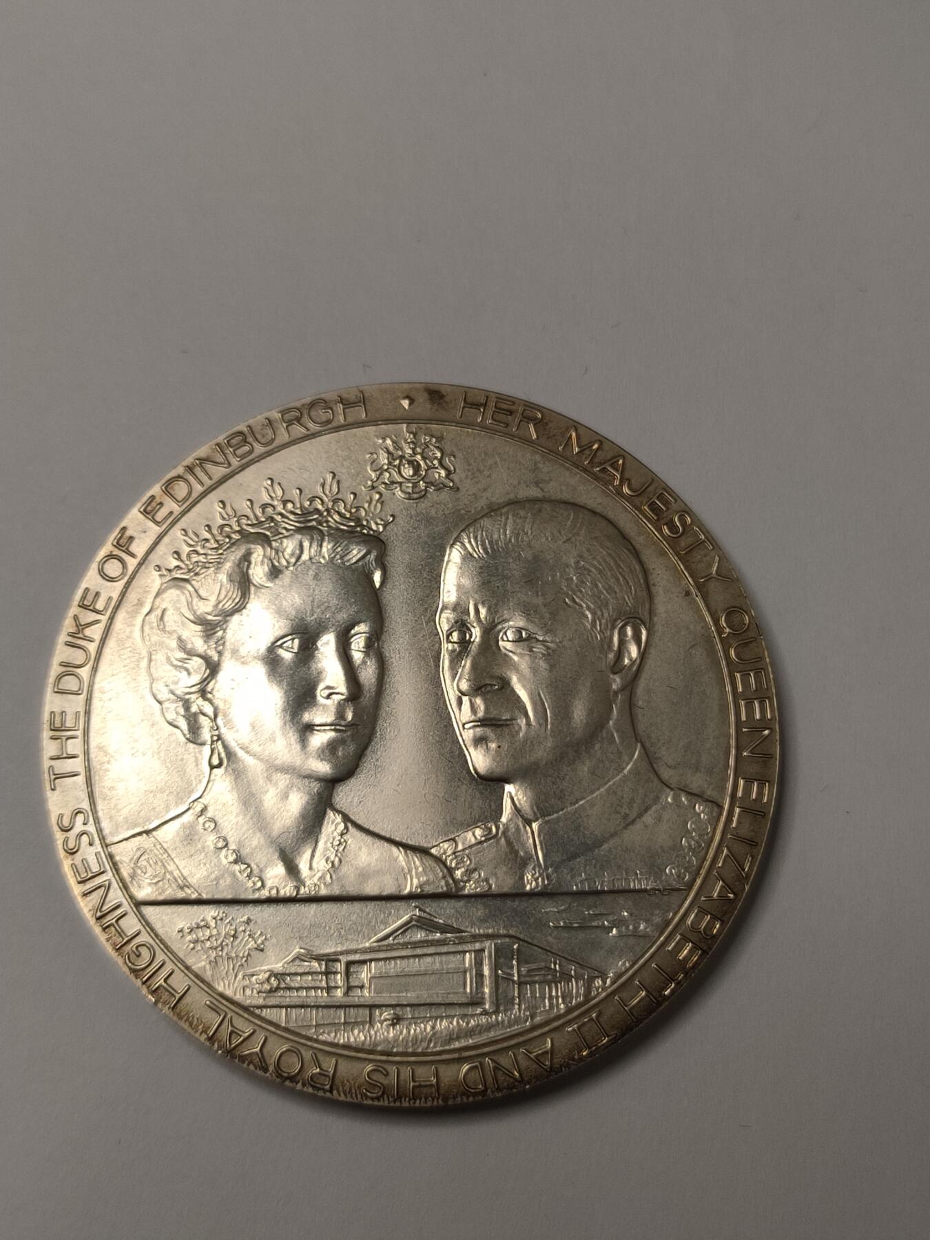 银质纪念章，直径约60mm，重约62克，带原装盒。正面为英国女王伊丽莎白二世和爱丁堡公爵，背面为日本天皇和皇后，纪念1971年日本天皇夫妇访问英国。银质材质，浮雕工艺，细节清晰，保存状态极佳，几乎全新，原配盒无明显磨损