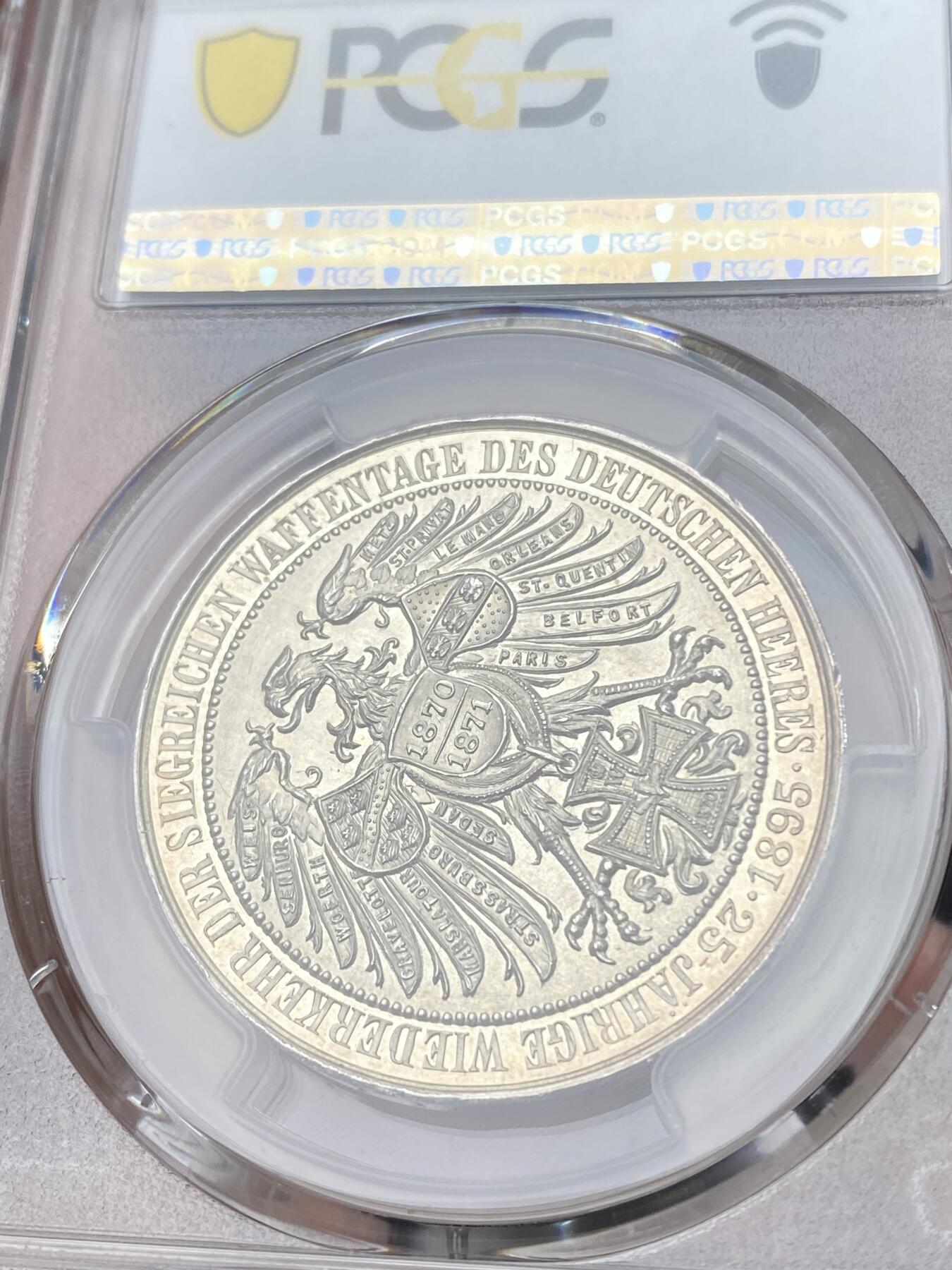 万国钱币拍卖第058期（万国新年大拍） PCGS SP63 1895年德国普法战争胜利25周年纪念三皇银章 正面:德意志帝国三皇头像，威廉一世，弗里德里希三世，威廉二世。背面:德意志神鹰，帝国盾徽和铁十字勋章。帝国鹰翅膀羽毛上雕刻着普法战争中重要的战役地点。内圈磨砂，外圈精制强镜面。高浮雕，金彩包浆。设计极佳，德味十足。