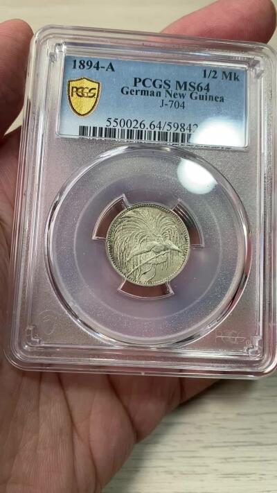 万国钱币拍卖第058期（万国新年大拍） PCGS MS64 1894德属新几内亚天堂鸟1/2马克银币 德属大名誉品种 炫技式的华丽天堂鸟雕刻 原味包浆黄油转光 顶级收藏品质