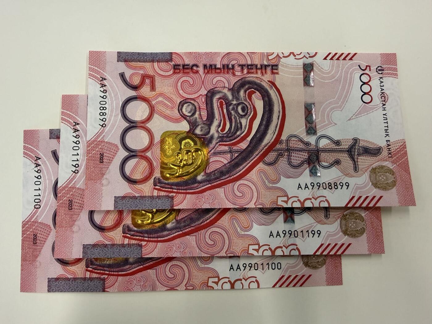 🐍甜小邱世界纸币收藏🐍第138期精品场💐 AA首发冠无347+倒置号 3张！全新UNC 哈萨克斯坦 5000坚戈 最新版 2024