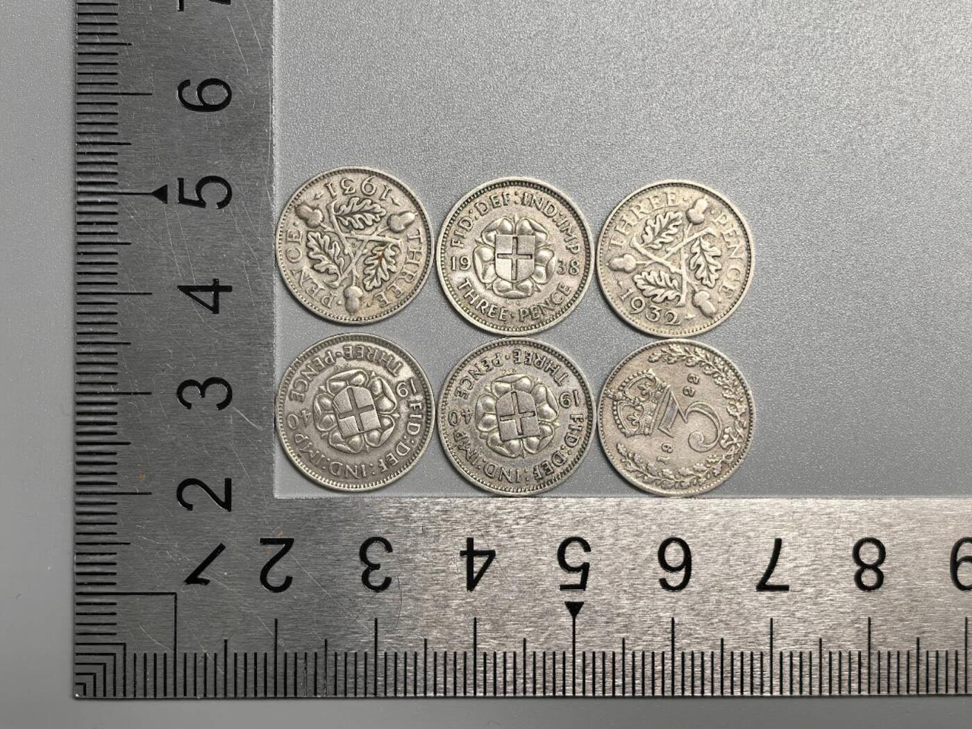 小驴勋章奖章收藏12月27日周六晚六点拍卖（珍爱和平，收藏战争，铭记历史，勿忘国耻，忠党爱国。有偿代拍，送拍规则在简介最后，参拍须阅读规则后再参拍，关系到运费包装发货时效真假辨别等关键信息，拍卖时不再发原图，看大图店主微信码在拍卖店铺介绍里） 英国不同年份三便士银币