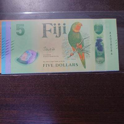 世界钱币～微拍第221期暨2025年第61期  最新货品（群里先挑剩）选购 - 2025年斐济5/10/20/50/100 五张AA冠全同号无47尾号086 全新绝品裸钞