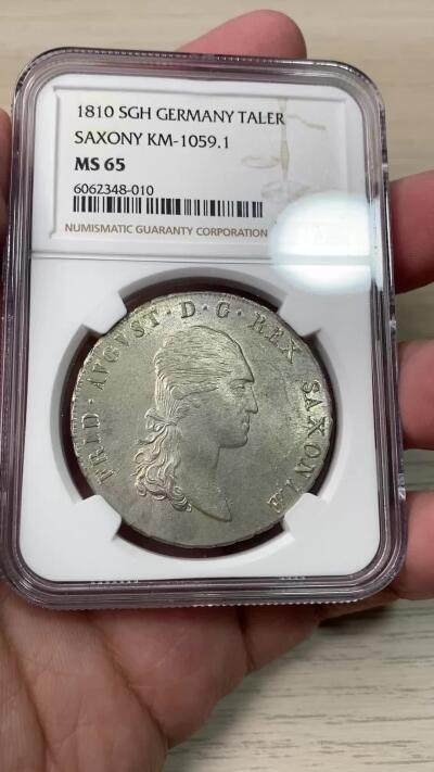 万国钱币拍卖第058期（万国新年大拍） NGC MS65 1810年德国萨克森奥古斯特皇冠大泰勒 经历200余年时光洗礼的BU级别大泰勒 NGC唯一冠军足以证明其难度 底板机铸纹清晰可见 原味青金色转光底板 一步到位的顶级收藏品质