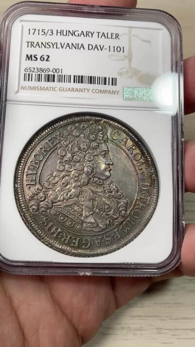 万国钱币拍卖第058期（万国新年大拍） NGC MS62 1715/12年神圣罗马帝国匈牙利卡尔六世双头鹰大泰勒 罕见骑字年份 NGC唯一评论记录冠军分 特兰西瓦尼亚造币厂铸 极为罕见的珍惜神罗泰勒品种 卡尔六世半身像设计仅使用2年 充满光泽的欧陆油彩包浆在币面闪闪发光 双面深打细节完整保留 十几年前HA非骑字年份63分的成交价就超过6000美金 错过难寻的顶级收藏品质