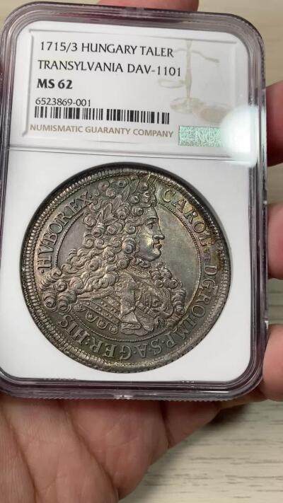 万国钱币拍卖第058期（万国新年大拍） NGC MS62 1715/12年神圣罗马帝国匈牙利卡尔六世双头鹰大泰勒 罕见骑字年份 NGC唯一评论记录冠军分 特兰西瓦尼亚造币厂铸 极为罕见的珍惜神罗泰勒品种 卡尔六世半身像设计仅使用2年 充满光泽的欧陆油彩包浆在币面闪闪发光 双面深打细节完整保留 十几年前HA非骑字年份63分的成交价就超过6000美金 错过难寻的顶级收藏品质