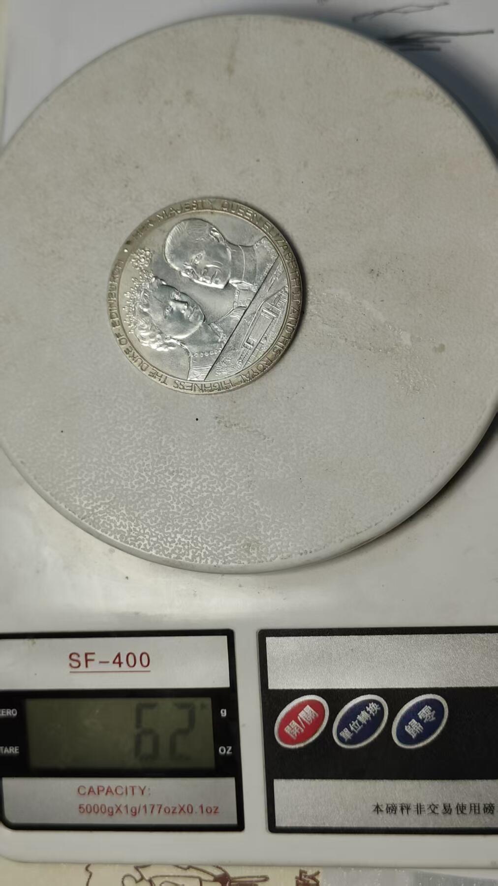 银质纪念章，直径约60mm，重约62克，带原装盒。正面为英国女王伊丽莎白二世和爱丁堡公爵，背面为日本天皇和皇后，纪念1971年日本天皇夫妇访问英国。银质材质，浮雕工艺，细节清晰，保存状态极佳，几乎全新，原配盒无明显磨损