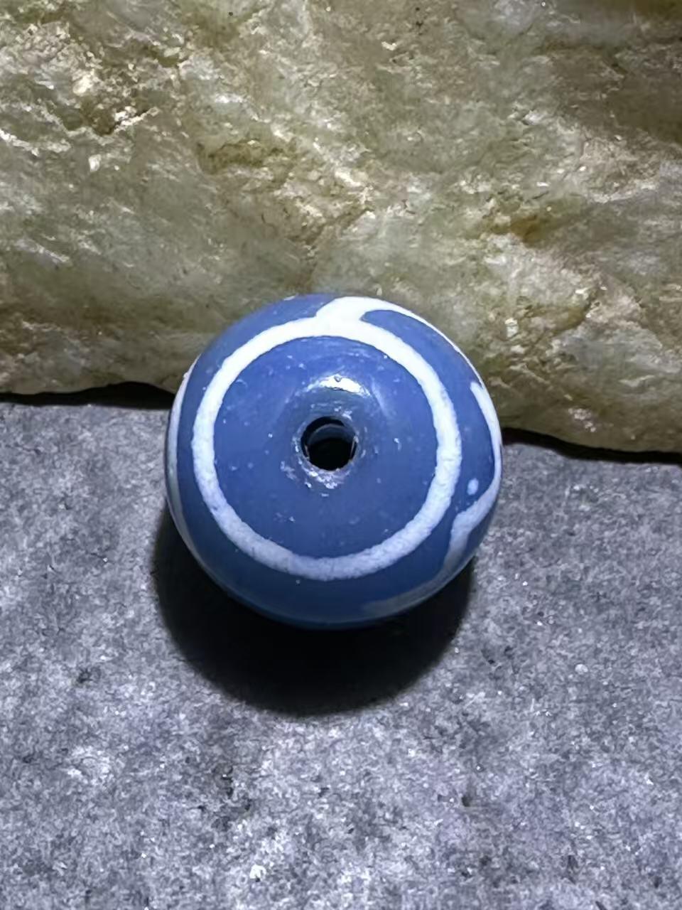 仅此一颗，精美藏传蓝玉髓水莲花天珠一颗，。