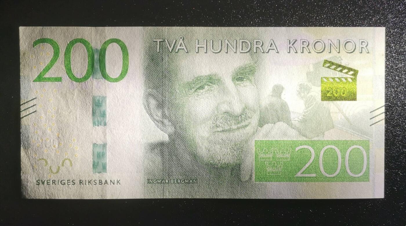 《艾美收藏》第226期-12.28周日外币精品场-蛇年收官 瑞典2015年200克朗UNC-右上角有一处小黄点 电影戏剧以及歌剧导演英格玛·柏格曼
