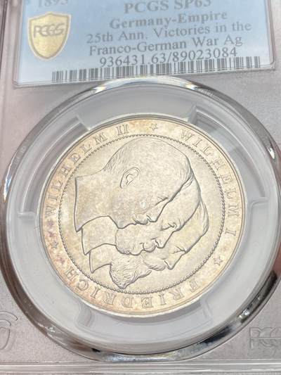 万国钱币拍卖第058期（万国新年大拍） PCGS SP63 1895年德国普法战争胜利25周年纪念三皇银章 正面:德意志帝国三皇头像，威廉一世，弗里德里希三世，威廉二世。背面:德意志神鹰，帝国盾徽和铁十字勋章。帝国鹰翅膀羽毛上雕刻着普法战争中重要的战役地点。内圈磨砂，外圈精制强镜面。高浮雕，金彩包浆。设计极佳，德味十足。
