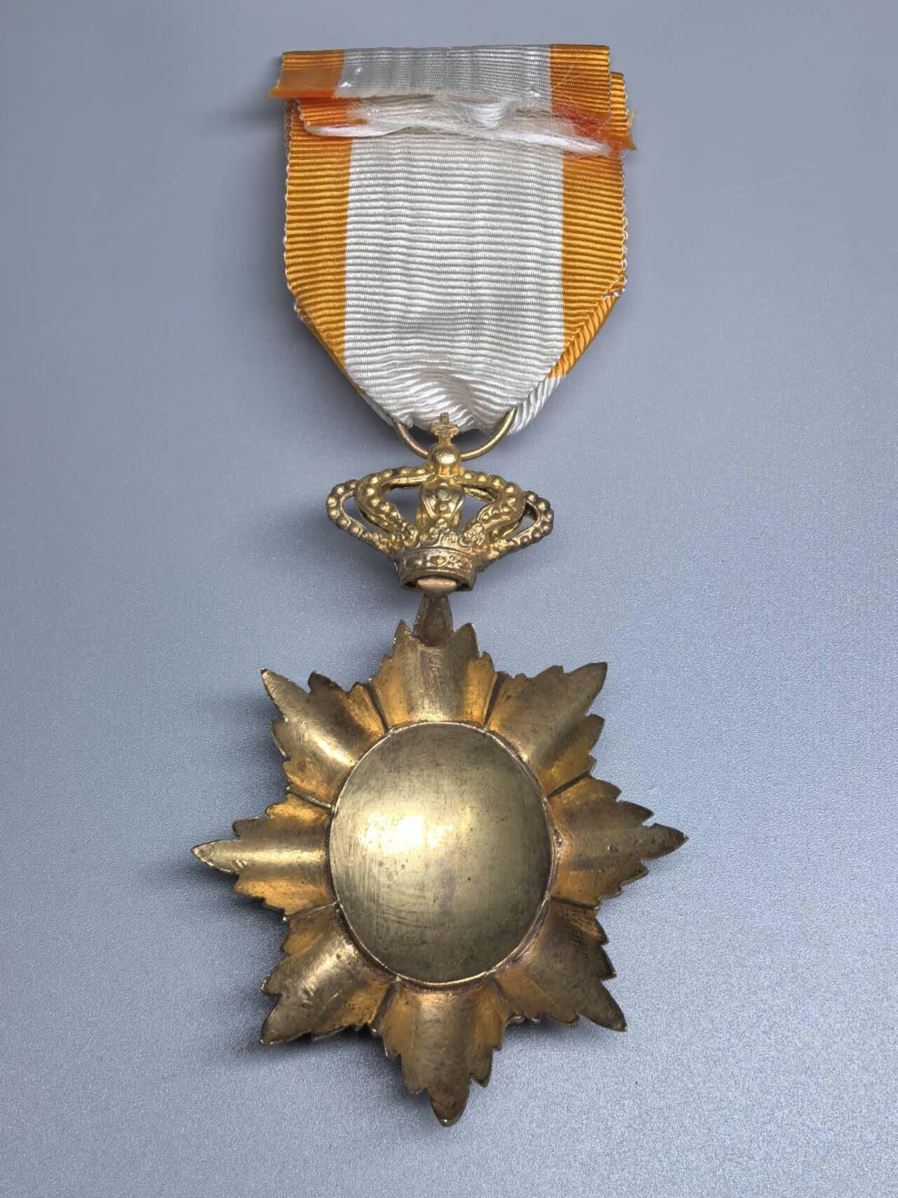 小驴勋章奖章收藏12月27日周六晚六点拍卖（珍爱和平，收藏战争，铭记历史，勿忘国耻，忠党爱国。有偿代拍，送拍规则在简介最后，参拍须阅读规则后再参拍，关系到运费包装发货时效真假辨别等关键信息，拍卖时不再发原图，看大图店主微信码在拍卖店铺介绍里） 法属柬埔寨王国军官级王家勋章 