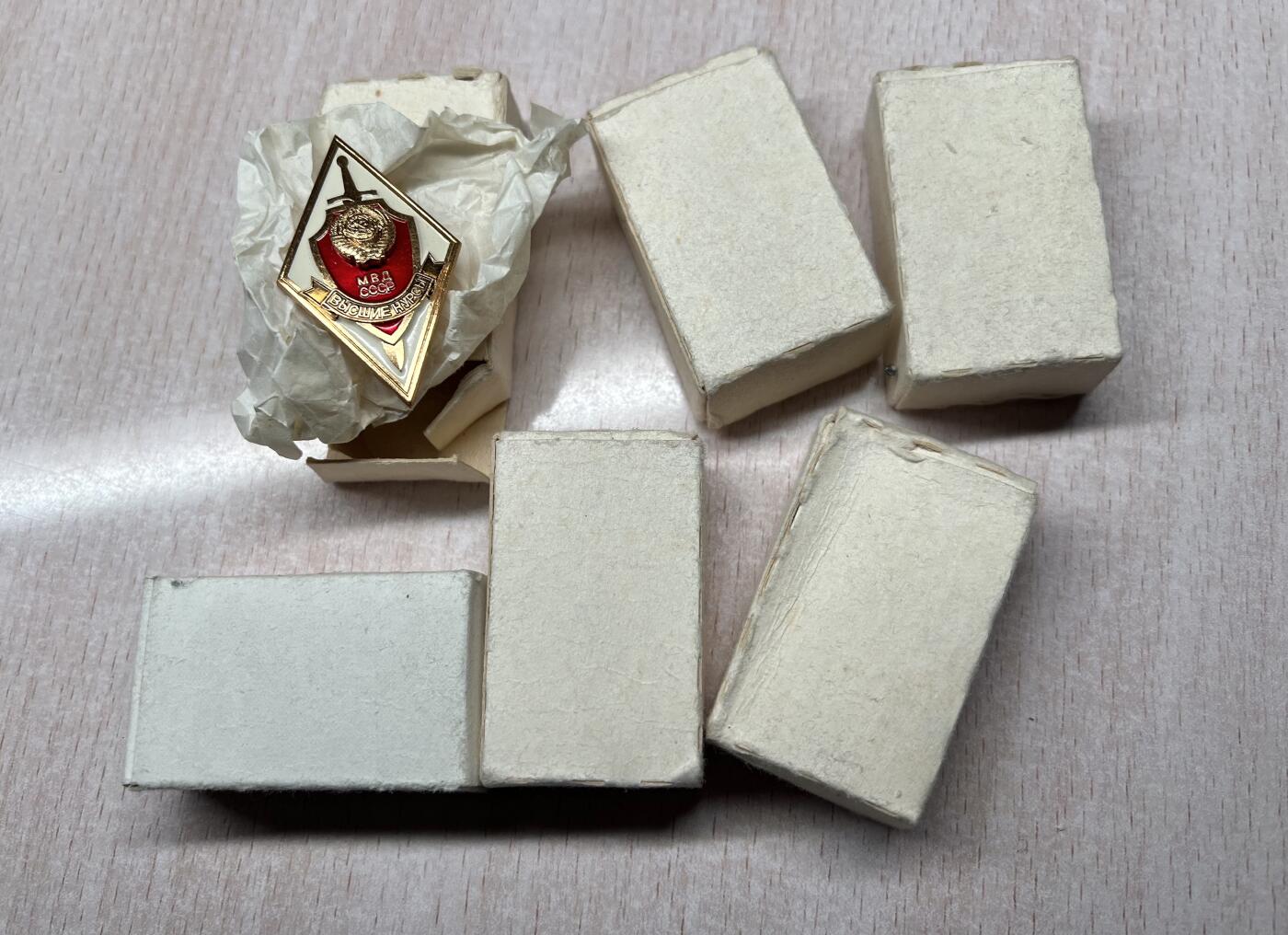 大猫徽章拍卖第285期 苏联内务部高等军事学校校徽一组六枚 材质：铜 原盒