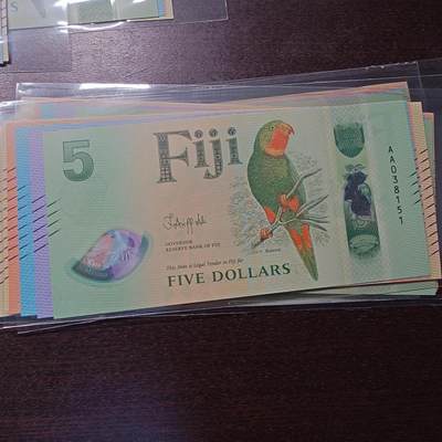 世界钱币～微拍第221期暨2025年第61期  最新货品（群里先挑剩）选购 - 2025年斐济5/10/20/50/100 五张AA冠全同号无47尾号151 全新绝品裸钞