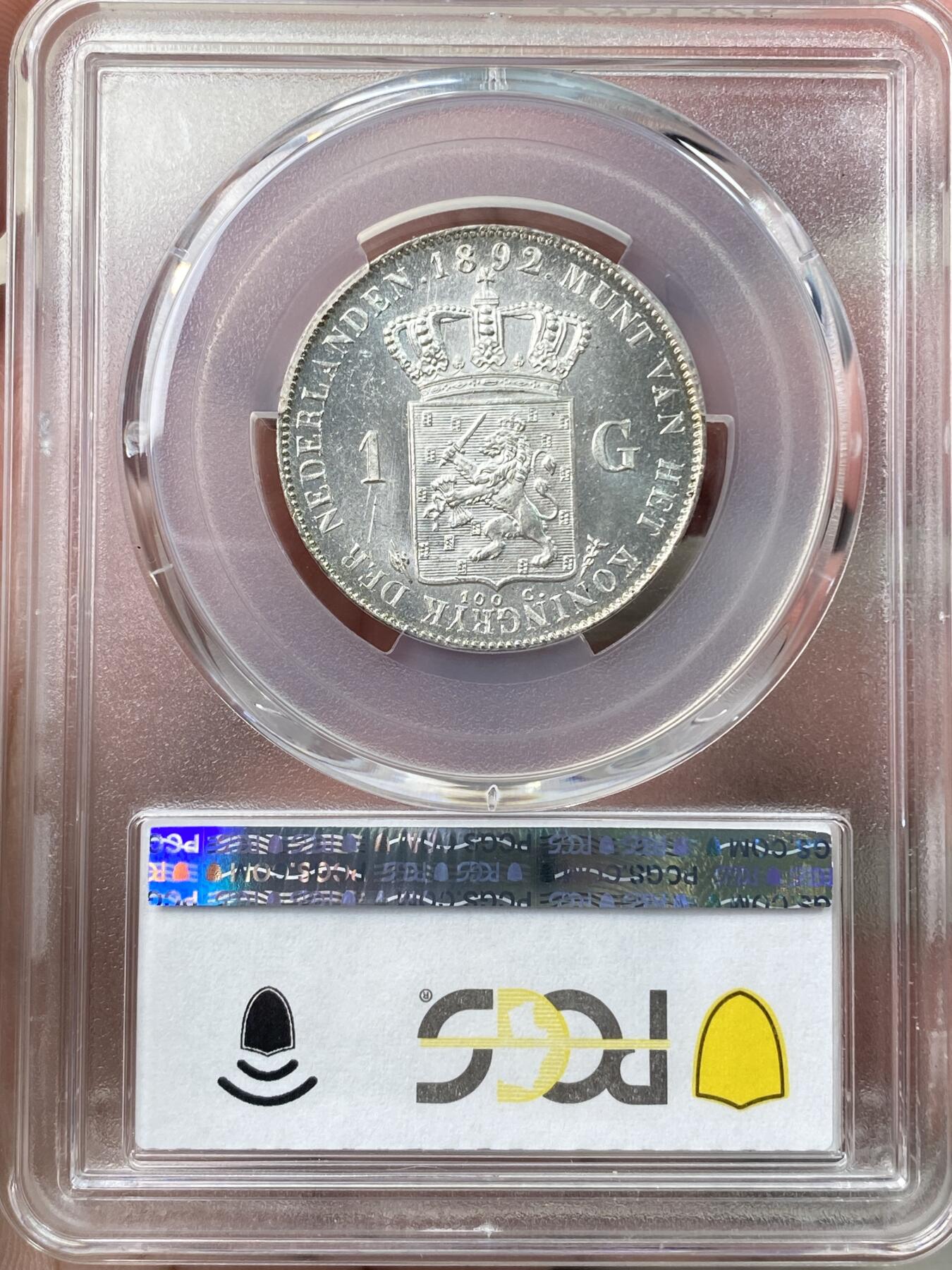 万国钱币拍卖第058期（万国新年大拍） PCGS MS64+ 1892年荷兰威廉明娜女王少女头像一盾银币 人见人爱的小萝莉。车轮霜光，打制极佳。底板类镜面质感，优异状态无愧一个加号，BU级别越来越难碰到了。瑞士拍卖NGSA刚拍的一枚66分到手约合RMB九万元。大热门品种，潜力十足，自藏级佳品。