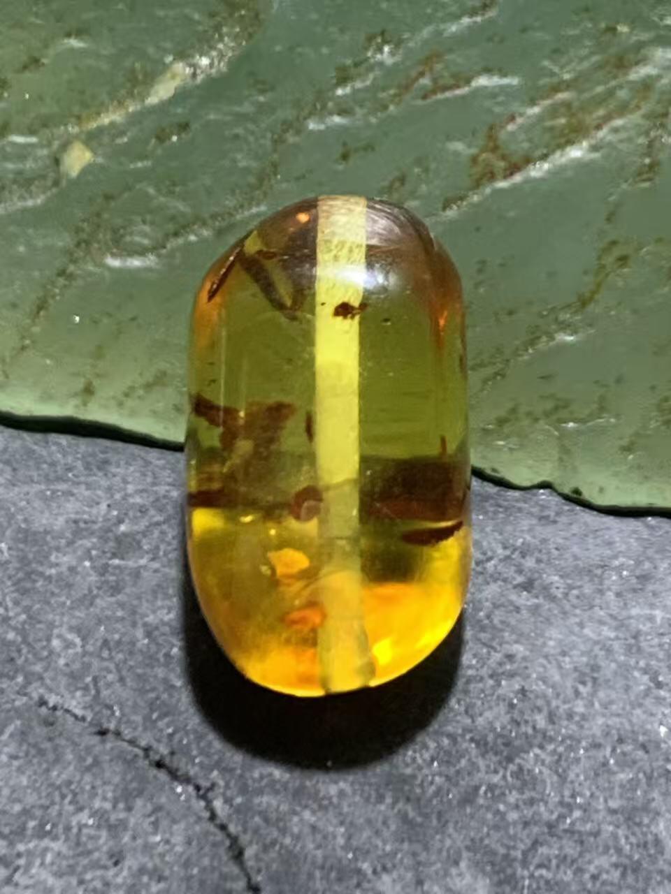 乌克兰花珀随形珠一个。