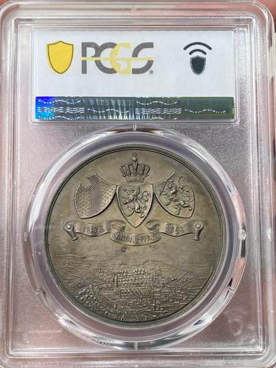 万国钱币拍卖第058期（万国新年大拍） PCGS MS63 1898年德国巴伐利亚兰道-普法尔茨第十六届射击节暨25周年纪念银章 冠军分罕见小邦射击节 正面:日耳曼妮娅女神右手举着胜利桂冠，左手持橡树枝，靠在兰道城市纹章盾徽上，巴伐利亚雄狮趴在她的脚边，底部是射击节标志。背面:王冠，巴伐利亚-兰道-普法尔茨的盾徽，底部是群山中的城市景观，朝阳升起。鸟瞰视角，广阔天地跃然章上。微缩雕刻，极其精细。高浮雕磨砂工艺，热门女神德射，自藏佳品。