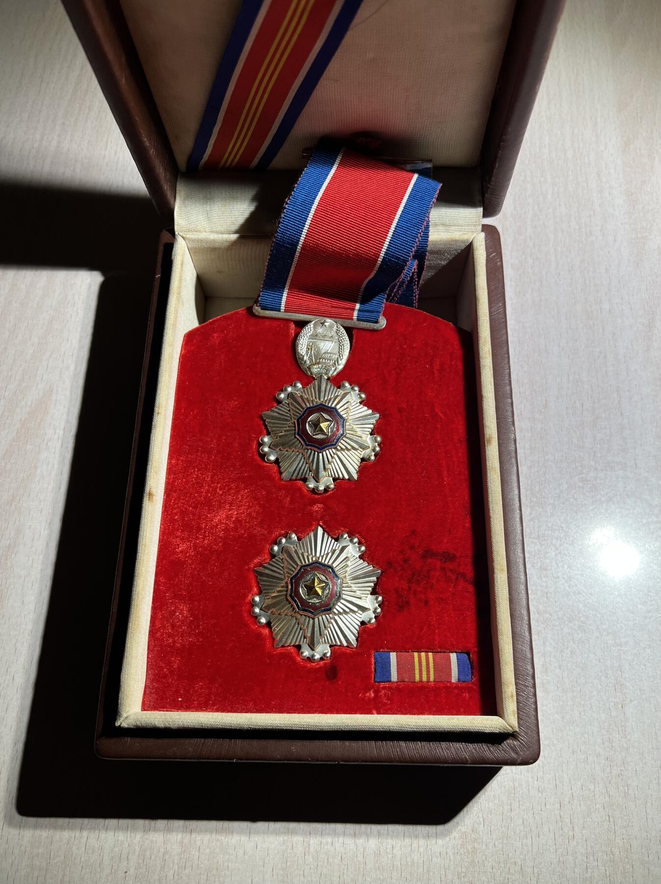 大猫徽章拍卖第285期 朝鲜🇰🇵三级国旗勋章 外授版