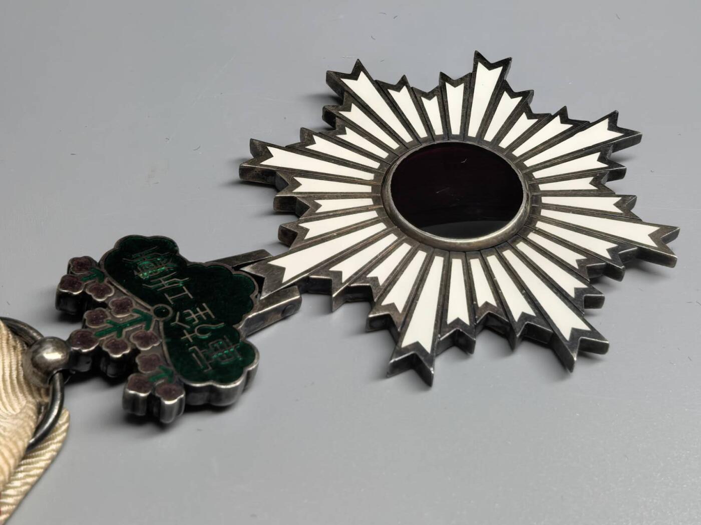 小驴勋章奖章收藏12月27日周六晚六点拍卖（珍爱和平，收藏战争，铭记历史，勿忘国耻，忠党爱国。有偿代拍，送拍规则在简介最后，参拍须阅读规则后再参拍，关系到运费包装发货时效真假辨别等关键信息，拍卖时不再发原图，看大图店主微信码在拍卖店铺介绍里） 六等旭日，银质七宝烧，桐叶花有非常微小磕碰