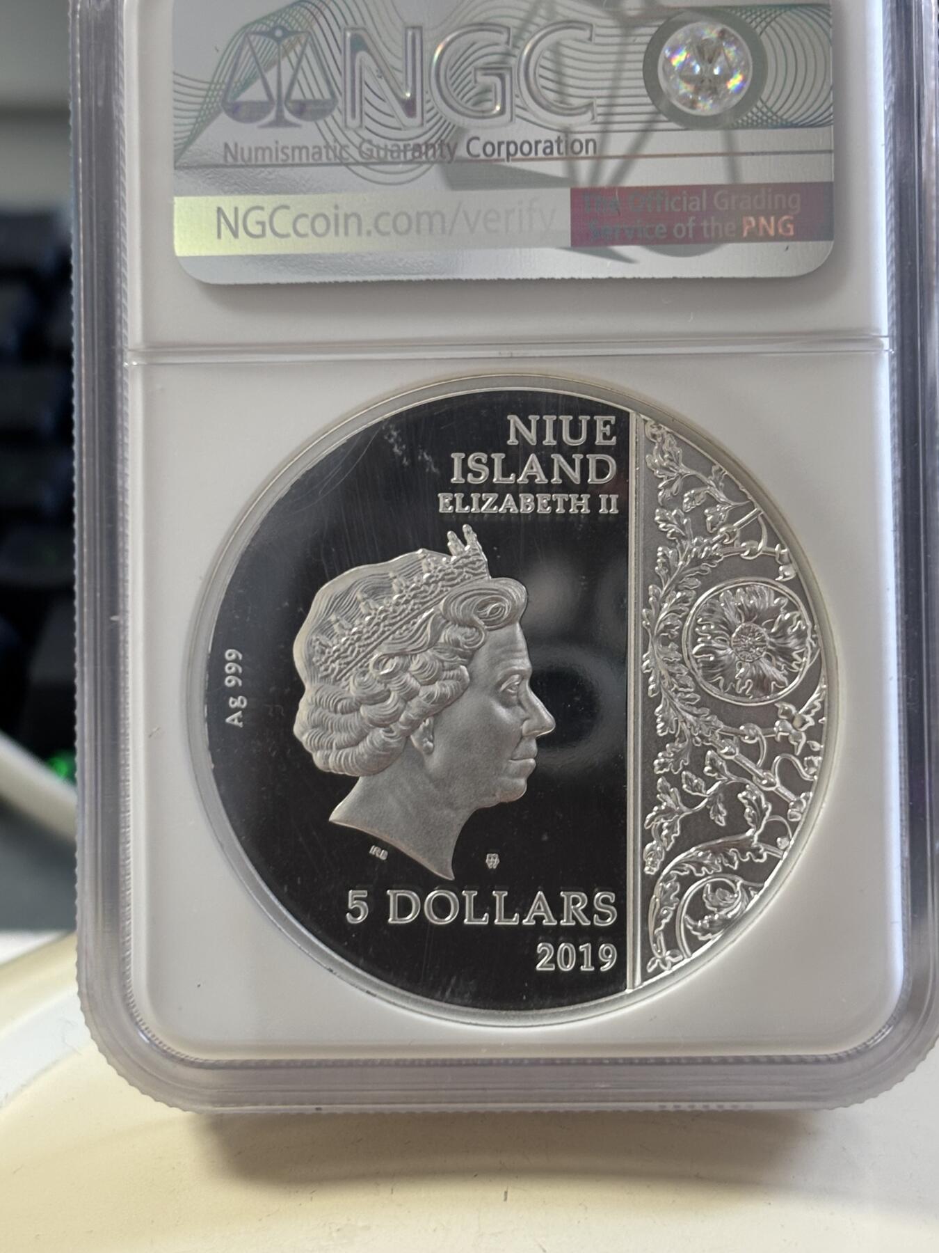 第186期拍卖 原包装盒证一体纽埃2019年雕塑《圣母怜子》超高浮雕2盎司精制银币NGC首期蓝标70分999银62.2克直径45毫米发行量999枚。