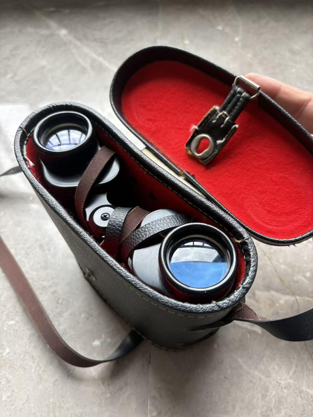 盛世勋华——号角文化勋章邮票专场拍卖第297期 英国Glider牌8×30望远镜为英国老牌经典款，采用保罗式光学结构，8倍放大倍率搭配30mm物镜，成像锐利、视野适中。镜身用耐磨纹理材质打造，配原厂皮质收纳盒，整体无瑕疵，藏品完整性佳。