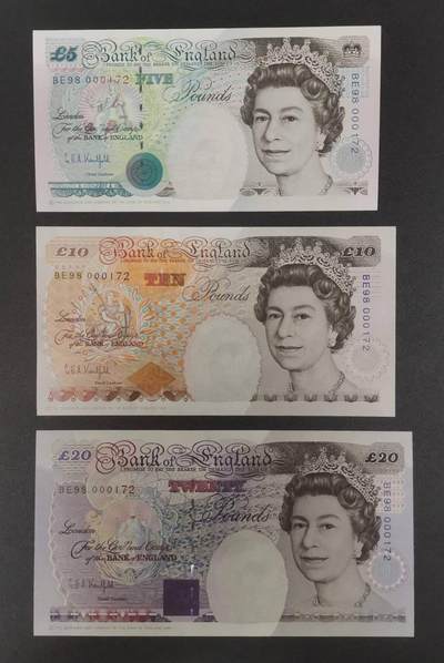 《艾美收藏》第226期-12.28周日外币精品场-蛇年收官 - (3张纪念冠全同)英国E序列初版少见BE98纪念冠5&10&20镑全同百位172号UNC 5镑有压痕 Kentfield签名