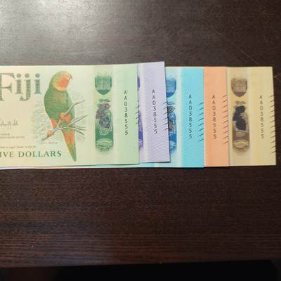 世界钱币～微拍第221期暨2025年第61期  最新货品（群里先挑剩）选购 - 2025年斐济5/10/20/50/100 五张AA冠全同号无47豹子号555 全新绝品裸钞