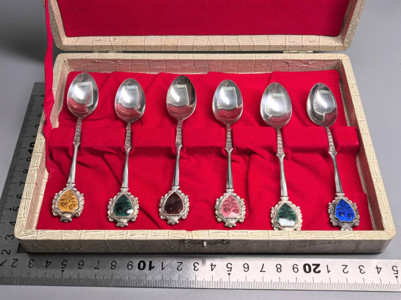 小驴勋章奖章收藏12月27日周六晚六点拍卖（珍爱和平，收藏战争，铭记历史，勿忘国耻，忠党爱国。有偿代拍，送拍规则在简介最后，参拍须阅读规则后再参拍，关系到运费包装发货时效真假辨别等关键信息，拍卖时不再发原图，看大图店主微信码在拍卖店铺介绍里） 日本镀银勺子带盒一套