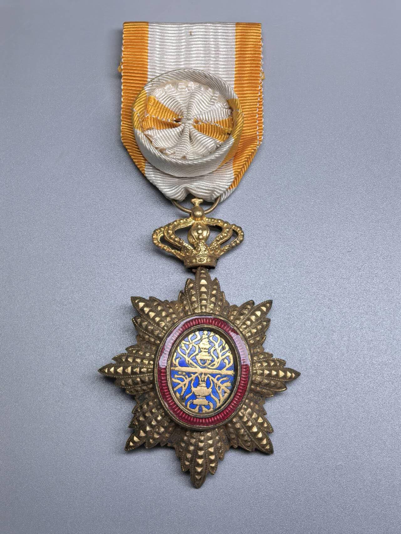 小驴勋章奖章收藏12月27日周六晚六点拍卖（珍爱和平，收藏战争，铭记历史，勿忘国耻，忠党爱国。有偿代拍，送拍规则在简介最后，参拍须阅读规则后再参拍，关系到运费包装发货时效真假辨别等关键信息，拍卖时不再发原图，看大图店主微信码在拍卖店铺介绍里） 法属柬埔寨王国军官级王家勋章 