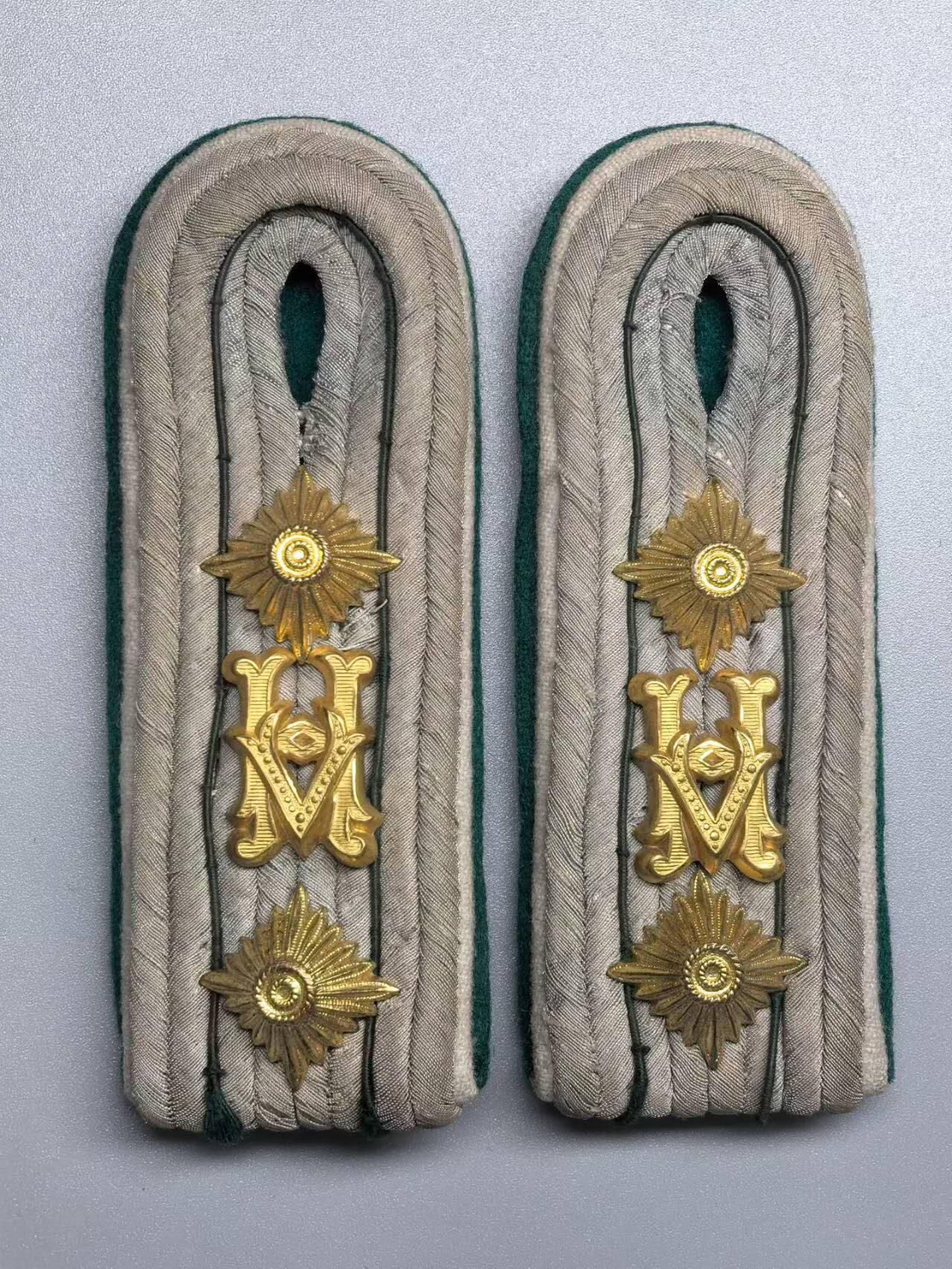 小驴勋章奖章收藏12月27日周六晚六点拍卖（珍爱和平，收藏战争，铭记历史，勿忘国耻，忠党爱国。有偿代拍，送拍规则在简介最后，参拍须阅读规则后再参拍，关系到运费包装发货时效真假辨别等关键信息，拍卖时不再发原图，看大图店主微信码在拍卖店铺介绍里） 德3陆军文职上尉肩章一对，好品