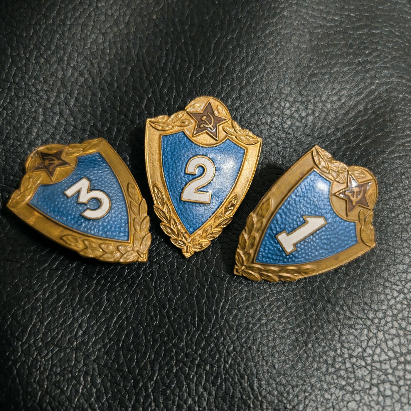 时顺第二十八拍 苏联士兵技能等级证章一组一二三级，早期铜制珐琅