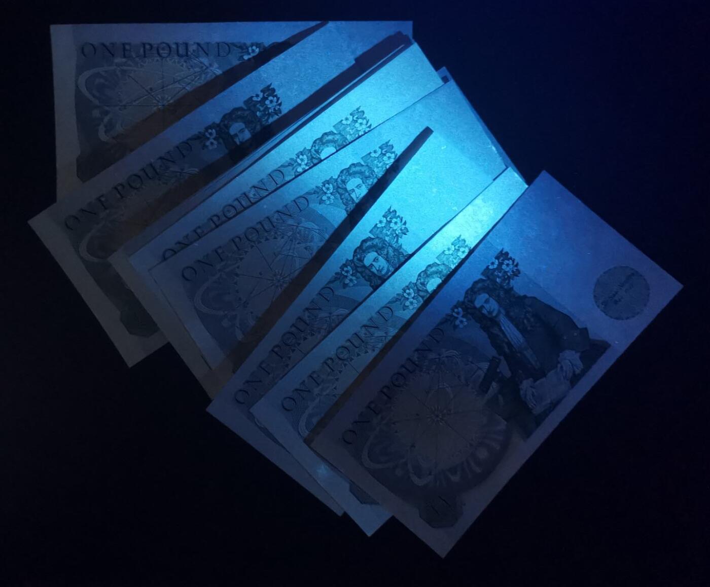 《艾美收藏》第226期-12.28周日外币精品场-蛇年收官 (11张)英国D序列1981-84年1镑UNC 零星几张有轻微荧光 Somerset签名 Pick#377b