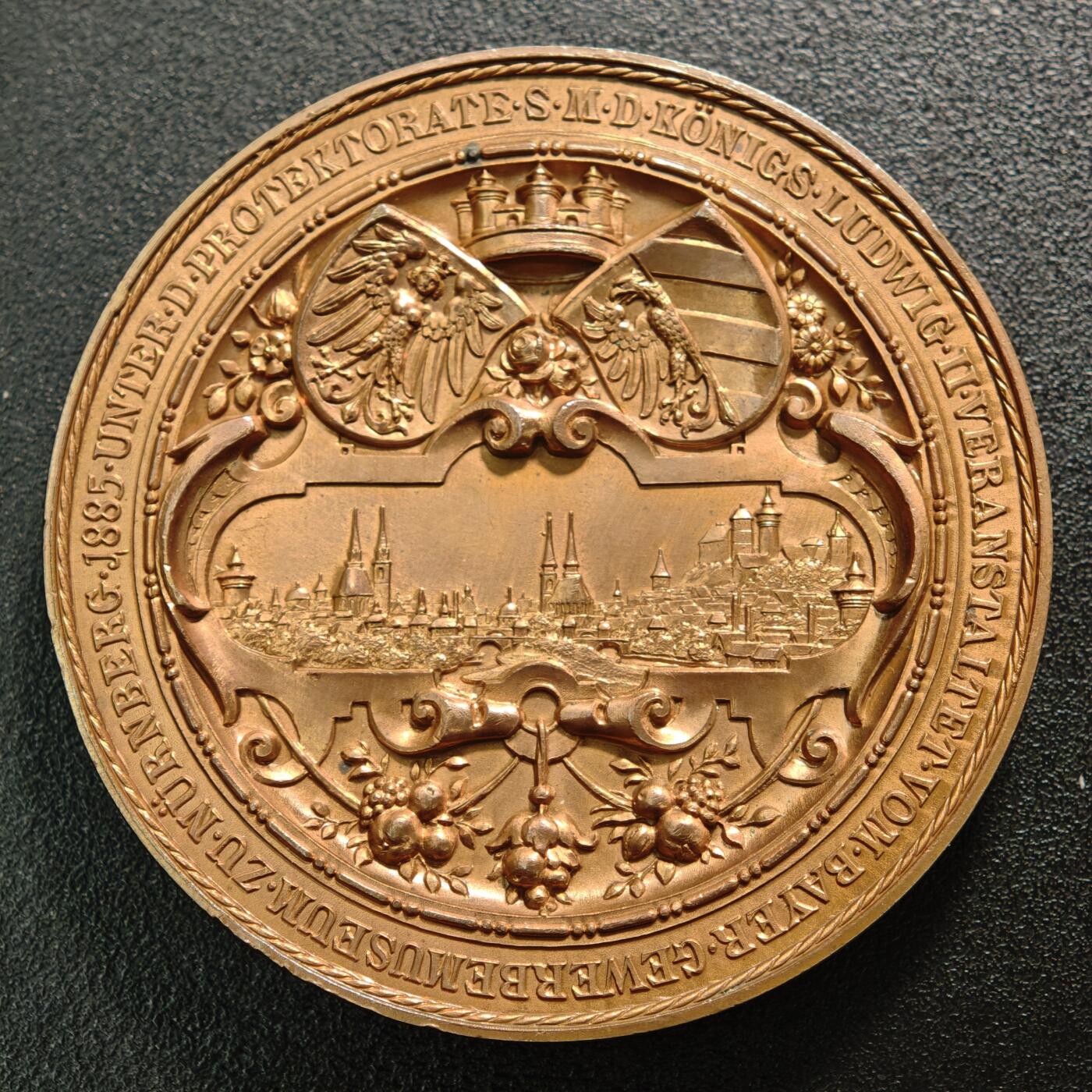 【德藏】世界币章拍卖第159期(元旦专场拍卖) 1885年 德国纽伦堡国际博览会城市景观高浮雕大铜章 直径约：65.2mm；重约：163.8g 立体感十足 浮雕感极强 大尺寸压手感十足