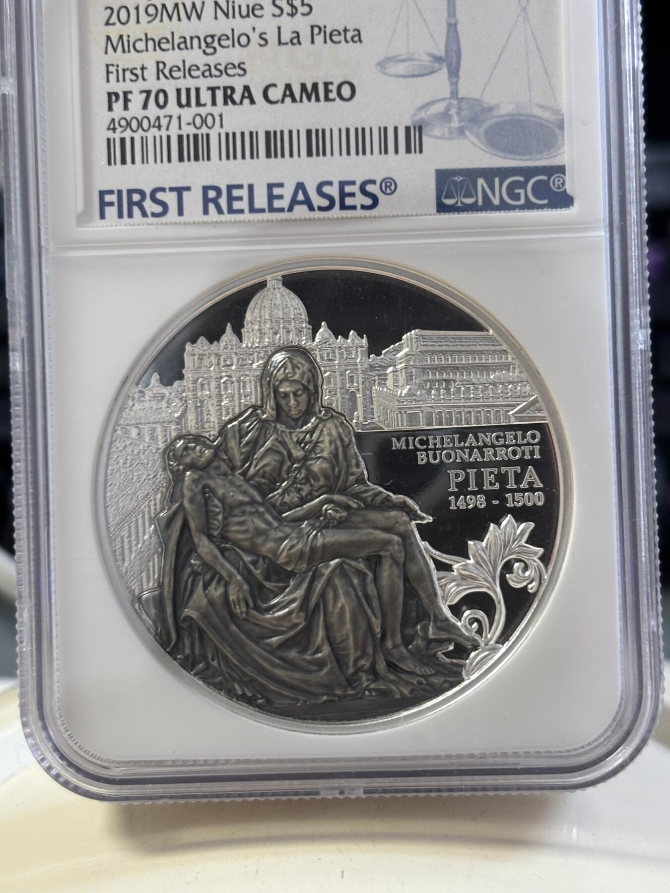 第186期拍卖 原包装盒证一体纽埃2019年雕塑《圣母怜子》超高浮雕2盎司精制银币NGC首期蓝标70分999银62.2克直径45毫米发行量999枚。