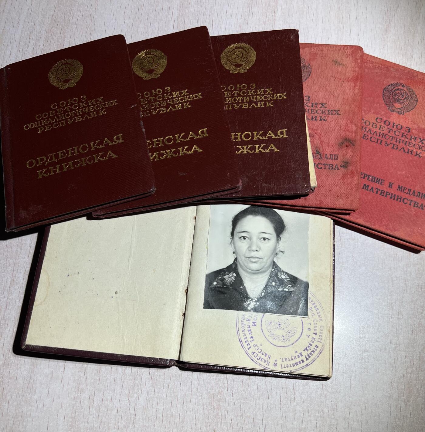 大猫徽章拍卖第285期 苏联英雄母亲一套 带证 母亲金星奖章上面金星换成银鎏金